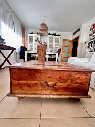Mesa de centro de madera con almacenaje
