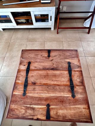 Mesa de centro de madera con almacenaje