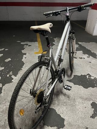 Bicicleta Mujer B'Twin Gris
necesita puesta apunto