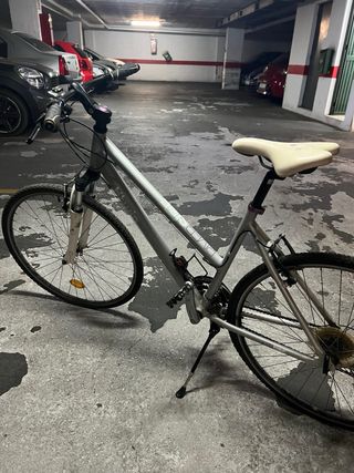 Bicicleta Mujer B'Twin Gris
necesita puesta apunto