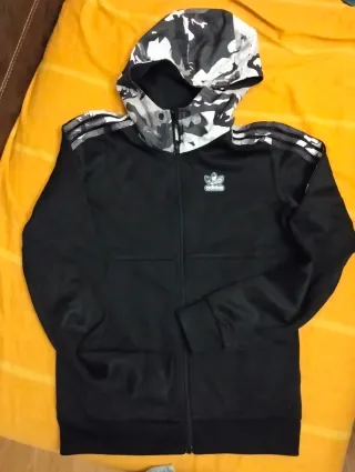 Chaqueta Adidas con capucha camuflaje