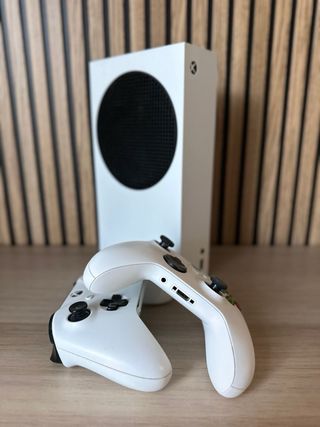 Xbox Series S White + 2 controller