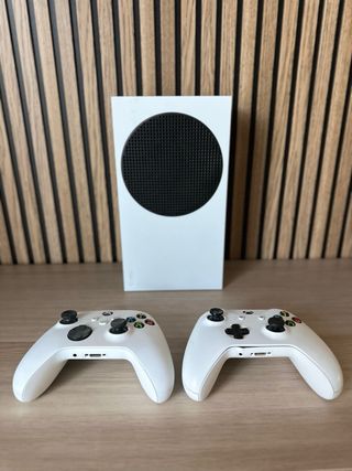 Xbox Series S White + 2 controller