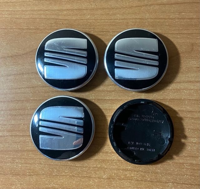 Tapabujes Seat 56mm Negro Gris