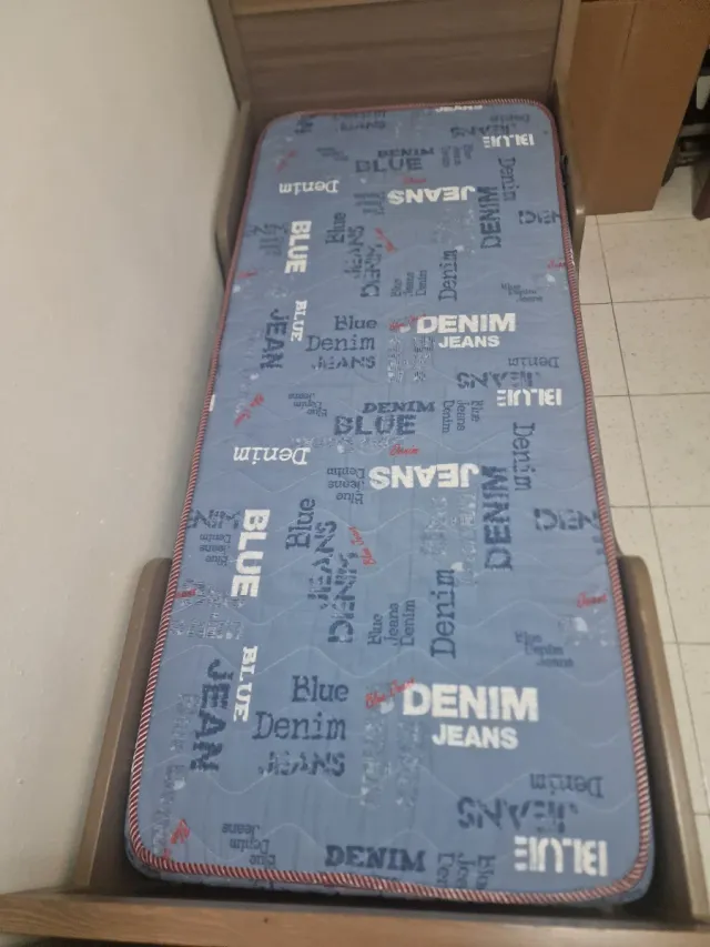 Cama de madera y colchón todo junto cama y colcho