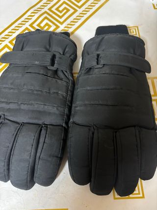 Guantes de moto negros.