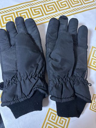 Guantes de moto negros.