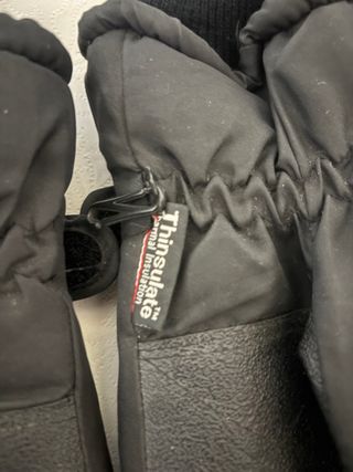 Guantes de moto negros.