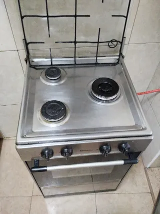 Cocina y horno de gas butano.