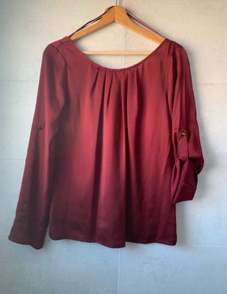 Blusa Zara granate satinada manga larga