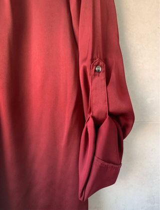 Blusa Zara granate satinada manga larga
