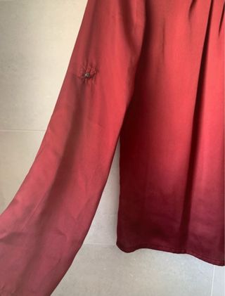 Blusa Zara granate satinada manga larga