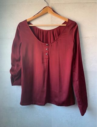 Blusa Zara granate satinada manga larga
