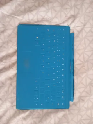 Microsoft Surface RT azul con teclado