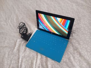 Microsoft Surface RT azul con teclado
