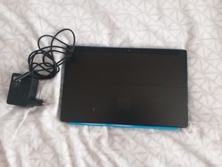 Microsoft Surface RT azul con teclado