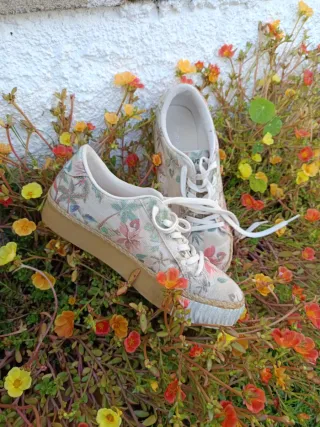 Zapatillas florales beige