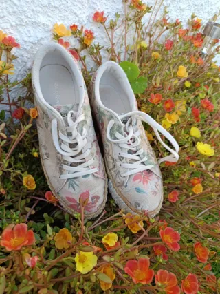 Zapatillas florales beige