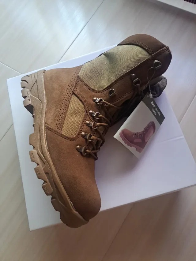 Botas de campaña marrones y verde oliva