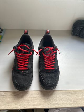Nike Air Force 1 Negras y Rojas