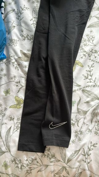 Pantalón Nike Negro con Logo Brillante