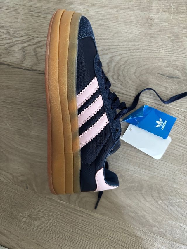Zapatillas Adidas Gazelle Azul y Rosa.