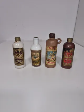 Antiche bottiglie di liquore in ceramica