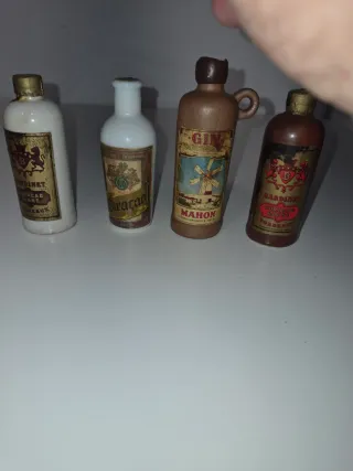 Antiche bottiglie di liquore in ceramica