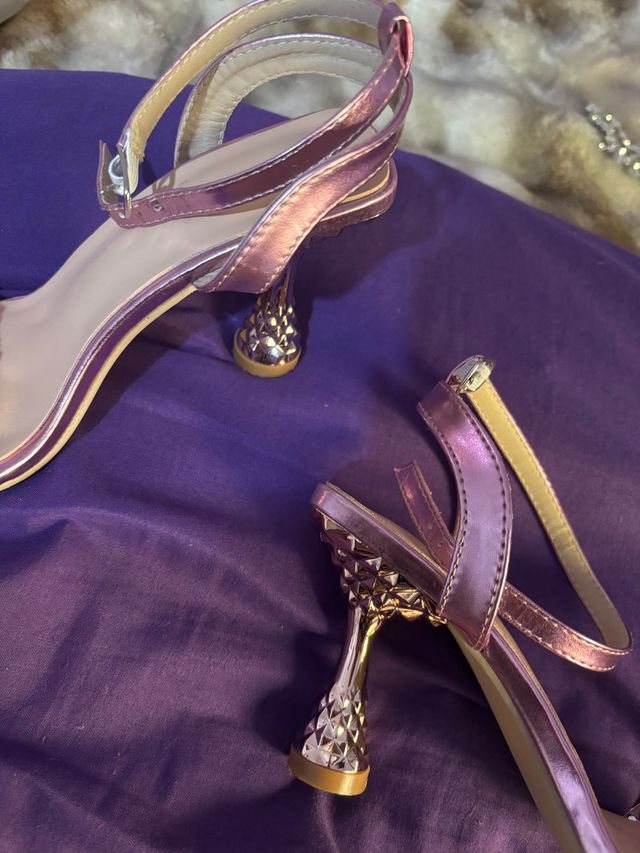 Tacones dorados y rosas con pedrería