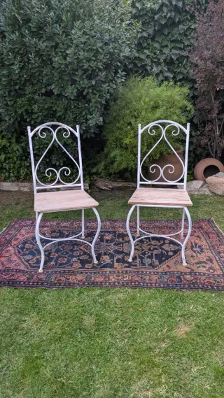 Pareja sillas forja y madera blancas