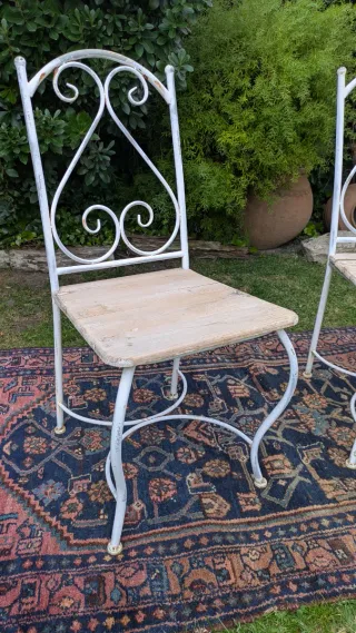 Pareja sillas forja y madera blancas