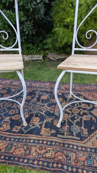 Pareja sillas forja y madera blancas