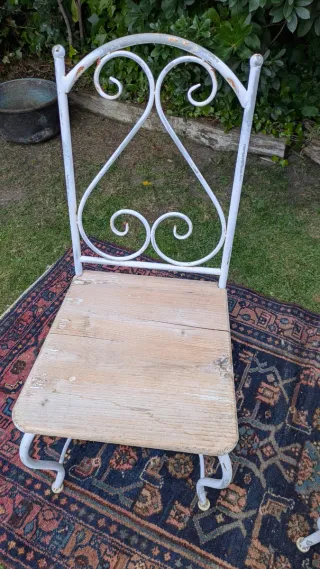 Pareja sillas forja y madera blancas