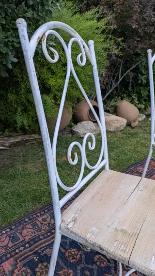 Pareja sillas forja y madera blancas
