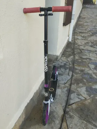 Patinete infantil negro y morado
