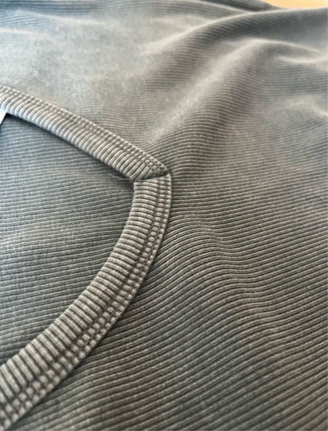 Top gris manga larga cuello pico