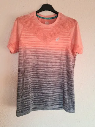 Camiseta deportiva mujer Asics degradada.