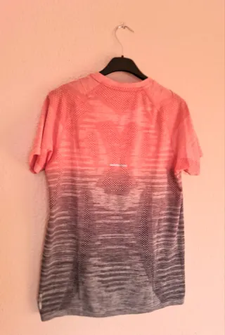 Camiseta deportiva mujer Asics degradada.