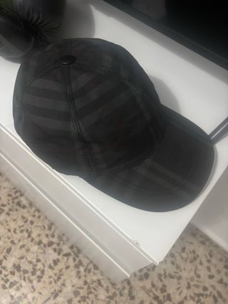Gorra Burberry Cuadros Gris y Rojo
