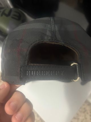 Gorra Burberry Cuadros Gris y Rojo
