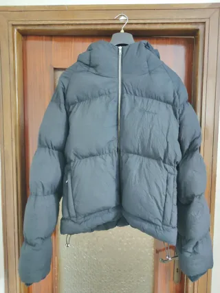 Piumino Vicinity nero con cappuccio. TAGLIA UOMO S