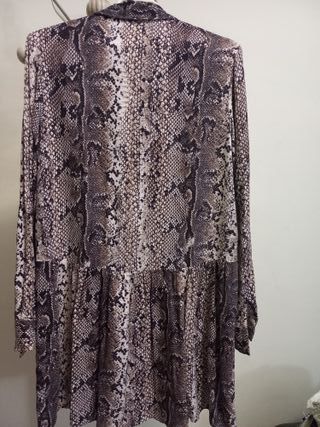 Camisa Stradivarius estampado serpiente