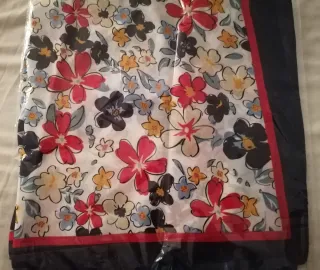 Pañuelo flores azul marino, rojo.. Nuevo