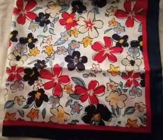 Pañuelo flores azul marino, rojo.. Nuevo