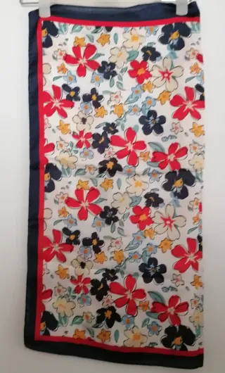 Pañuelo flores azul marino, rojo.. Nuevo