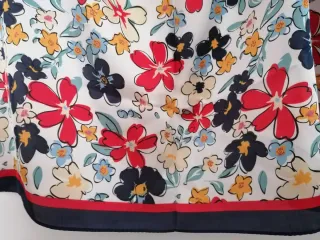 Pañuelo flores azul marino, rojo.. Nuevo