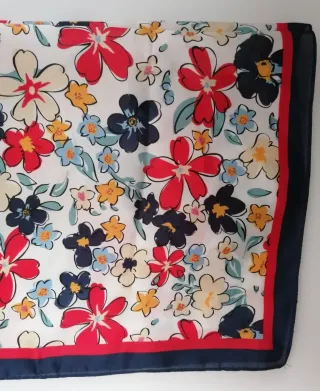 Pañuelo flores azul marino, rojo.. Nuevo