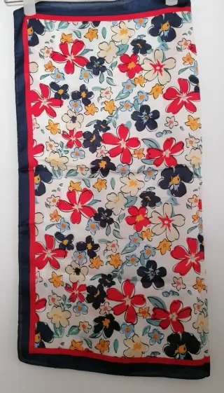 Pañuelo flores azul marino, rojo.. Nuevo