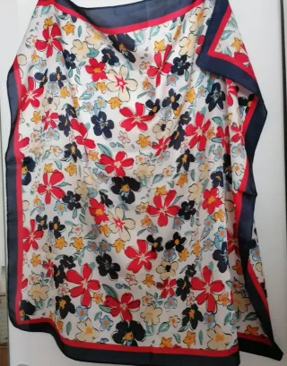 Pañuelo flores azul marino, rojo.. Nuevo