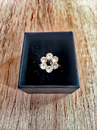 Anillo flor con piedras